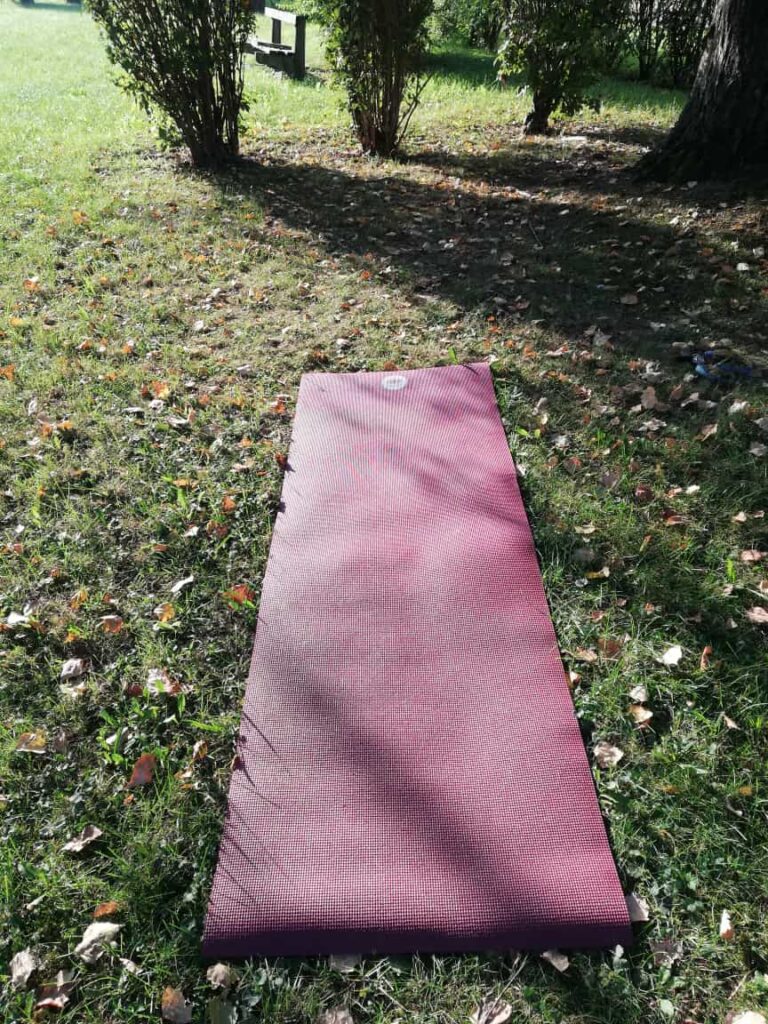 Yogamatte auf Wiese